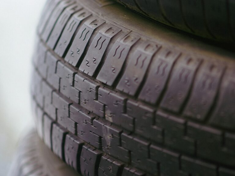 Aká je minimálna hĺbka dezénu letnej pneumatiky?
